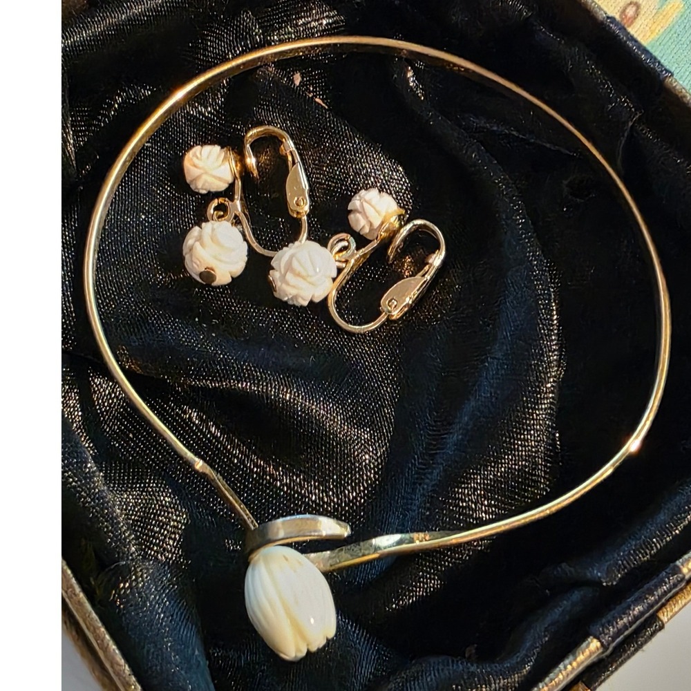 Vintage Avon Gold Tone Carved Tulip Bangle Bracelet & Rose Earring Set
